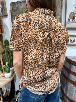 Back yoke detail 2 Fly Co. Western Wild Leopard/Cheetah Top | Short Sleeve Western Snap Blouse