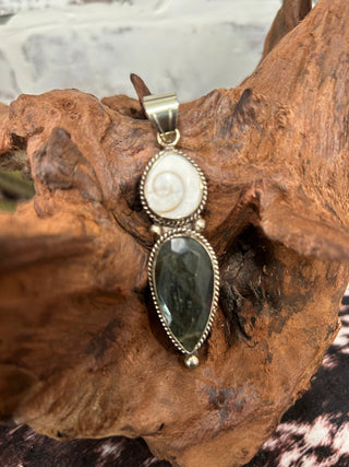 Labradorite & Shell Pendant -German Silver - Barbwire n Bougie Boutique