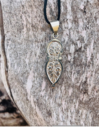 Labradorite & Shell Pendant -German Silver - Barbwire n Bougie Boutique